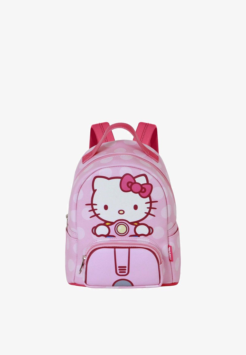 Mochila rosa de Hello Kitty con lunares, forma redondeada, bolsillo frontal con cremallera y gráfico de Hello Kitty con un lazo. Fabricada en material sintético.