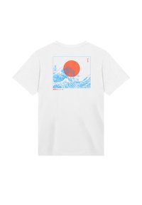 Weißes T-Shirt mit einem blauen und orangefarbenen Grafikdesign von Bergen und einer Sonne auf dem Rücken. Das Design enthält japanische Textelemente.