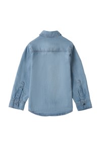 Camicia in denim azzurro chiaro con maniche lunghe, colletto e polsini con bottoni. Presenta una cucitura sul retro e un orlo curvo.