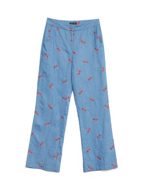 Lys blå denim vidbenede bukser med rød kirsebærbroderi, der har en flad talje, forlommer og en afslappet pasform.