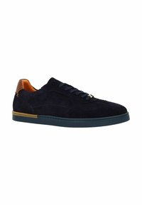 Marineblauwe suède sneaker met een gestructureerde bovenkant, tanleren accenten bij de hak en een rubberen zool met contrasterende marineblauwe rand.