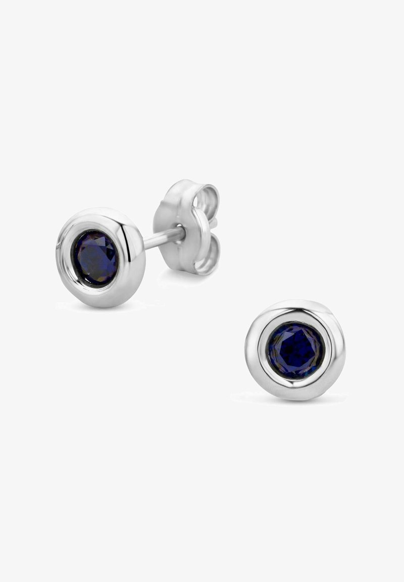 Sidabriniai apvalūs auskarai su centrinėmis apvalios formos mėlynomis brangakmenio, įstatytos į tekstūruotą rėmelį, poliruotu paviršiumi ir drugelio tipo užsegimu.