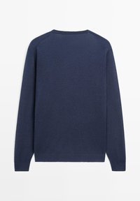 Maglione blu navy a maniche lunghe con scollo tondo, polsini e orlo a costine, mostrato da dietro su uno sfondo bianco semplice.