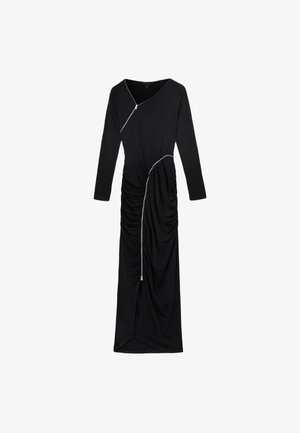 Vestido negro de manga larga con escote en V, que presenta detalles de fruncido lateral y un acento de cremallera diagonal en la parte delantera. Textura de tela suave.