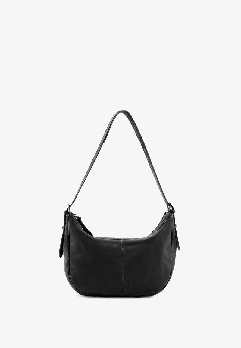 Borsa a spalla in pelle nera con forma curva, tracolla regolabile e chiusura con zip. Presenta cuciture sottili e una superficie liscia.