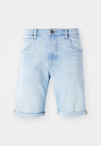 Shorts din denim de culoare bleu deschis, cu manșete răsucite, design clasic cu cinci buzunare și o etichetă logo din bronz pe talie. Textură netedă.