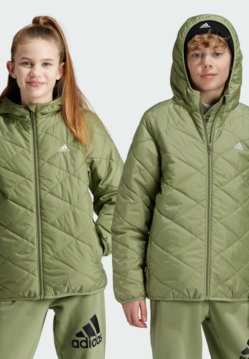 Giubbotti leggeri verde khaki con trapuntatura a diamante, chiusura con zip e cappuccio. Entrambi i giubbotti presentano il logo Adidas sul lato sinistro del petto.
