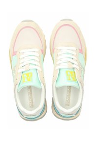 Sneaker con tomaia in mesh e suede, caratterizzati da un corpo crema, accenti di rosa pastello e verde menta, e un'etichetta logo gialla. Suola di colore chiaro.