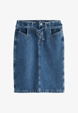 Jeanskjol i medelmörk blå färg med bälte i midjan, två framfickor och framknappsstängning. Något blekt textur.