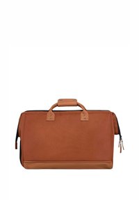 Sac de voyage en tissu marron avec une fermeture éclair, des accents en cuir, des poignées supérieures doubles et une poche zippée sur le côté. Texture lisse et forme rectangulaire.