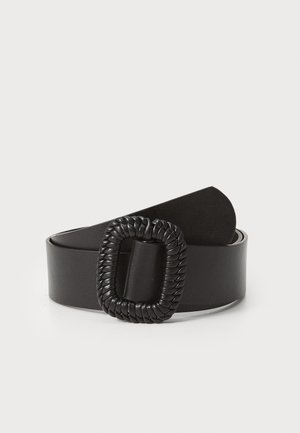 Cintura in pelle nera con una fibbia quadrata texturizzata. La cintura ha una finitura liscia, mentre la fibbia presenta un design intrecciato.