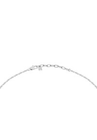 Collana in argento con forme ovali e rotonde collegate, dotata di una chiusura sicura e di un piccolo ciondolo inciso. Texture liscia e lucida.