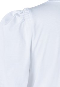 Weiße Bluse mit rundem Halsausschnitt und gerafften Puffärmeln. Hergestellt aus weichem Stoff mit glatter Textur und minimalen Details.