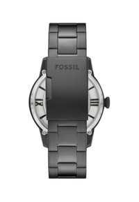 Montre en acier inoxydable noir avec une finition polie, dotée d'un cadran rond argenté et d'index horaires noirs, complétée par un bracelet à fermeture à boucle.