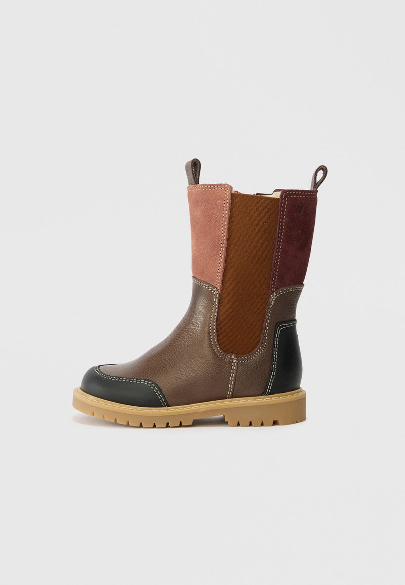 Bota até ao meio da panturrilha com base de couro castanho, painéis superiores de camurça rosa e bordô, capas de bico e calcanhar preta, e sola de borracha bege com puxadores.