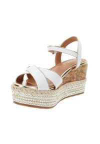 Sandali platform bianchi con cinturini incrociati, dettagli in accento dorato e una suola in espadrilles testurizzata con un design a stampa mappa.