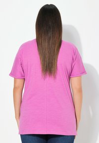 Różowy T-shirt z krótkim rękawem o luźnym kroju i gładkiej fakturze, z okrągłym dekoltem i prostym obszyciem.