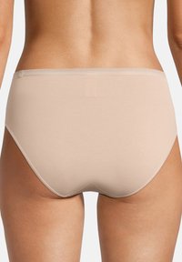 Mutandine alta vita in cotone beige con texture liscia, cuciture sottili e design senza cuciture sul retro per una vestibilità comoda.
