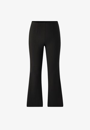 Černé zvonové kalhoty z hladké tkaniny s vysokým pasem, s předními sklady a přiléhavým střihem, který se směrem k zakončení rozšiřuje.