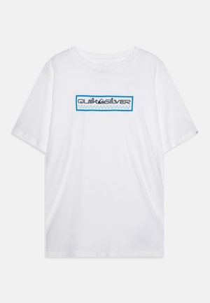 T-shirt blanc à manches courtes avec un logo rectangulaire bordé de bleu portant la mention "Quiksilver" en texte stylisé sur la poitrine.