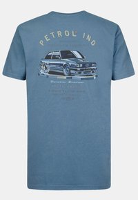 Modré bavlněné tričko s grafickým designem auta, na zadní straně s textem "PETROL IND" a vintage detaily.
