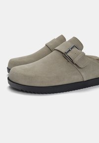PULL&BEAR WITH BUCKLE - Papucsszandálok - beige