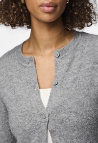 Pieces PCMALOU - Strickjacke - medium grey melange
