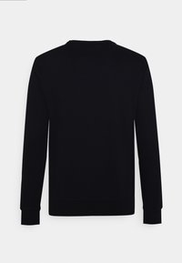 Sudadera negra de manga larga, con cuello redondo y puños acanalados. Textura suave sin patrones o acentos visibles. Costuras reforzadas en las juntas.