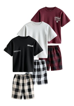 Drei legere kurzärmelige T-Shirts in Weinrot, Weiß und Schwarz kombiniert mit passenden karierten Shorts in Rot-Schwarz, Grau-Weiß und Beige-Schwarz.