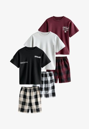 Tres camisetas casual de manga corta en granate, blanco y negro combinadas con pantalones cortos a cuadros a juego en rojo-negro, gris-blanco y beige-negro.