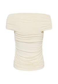 Krémovo sfarbený vrúbkovaný top s odhalenými ramenami, horizontálnymi riasením a priliehavým strihom.