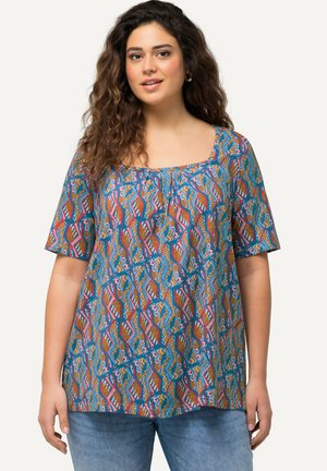 Blusa multicolore con scollatura quadrata, maniche corte e un motivo geometrico in tonalità di blu, rosa e arancione su uno sfondo marrone.