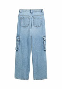 Svetlo modri denim hlače s širokimi hlačnicami, opremljene s štirimi žepi in gumbnim zapiranjem, z vidno obsejanjem in mehkobo tkanine.