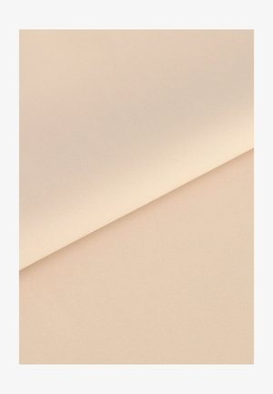 Tejido de algodón beige, con una textura suave y un ligero brillo. Doblado, mostrando la trama uniforme y la caída suave, apto para diversos usos.