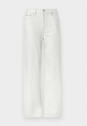 Jeans bianchi a gamba dritta con tasche anteriori e posteriori, passanti per cintura, chiusura con bottone e dettagli di cuciture visibili.