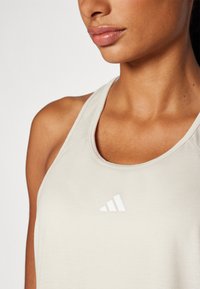 adidas Performance TRAIN ESSENTIALS MINIMAL BRANDING RACERBACK - Top - alumina/white