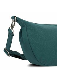 Borsa a tracolla in tessuto verde acqua con una texture liscia, hardware metallico e una tracolla regolabile con un gancio argento e dettagli di cucitura.