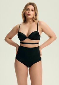 Czarny komplet biustonosza i majtek z wysokim stanem wykonany z gładkiego materiału. Biustonosz ma elegancki krój z regulowanymi ramiączkami i wycięciem w talii.