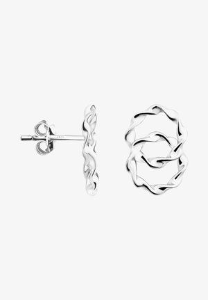 Paire de boucles d'oreilles clous en argent sterling torsadé avec fermoir papillon, vues de côté et de face sur fond blanc.