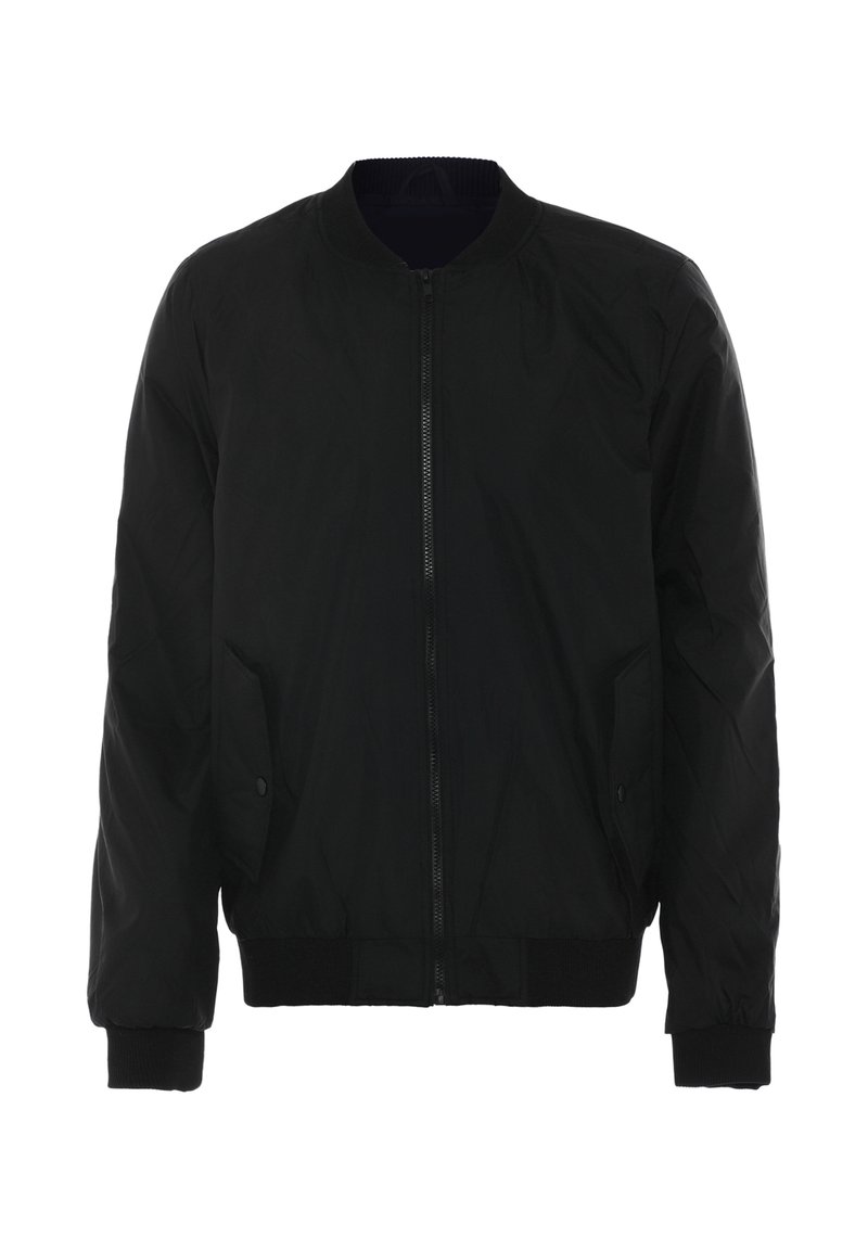 Giubbotto bomber nero con zip frontale, tasche laterali, polsini a coste e una texture del tessuto liscia. Stile classico e vestibilità rilassata.