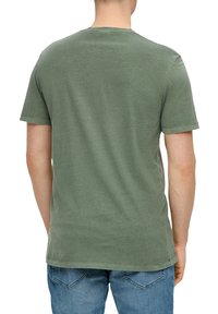 s.Oliver MIT LOGO PATCH - T-Shirt basic - tannengrün