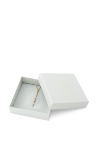 Rosaguld halskæde med dekorative sten, præsenteret i en lysegrå tekstureret æske med en blød indvendig og guld branding.