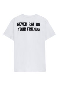Biała bawełniana koszulka z krótkimi rękawami z odważnym czarnym napisem na plecach, który brzmi: "NIGDY NIE ZDRADZAJ SWOICH PRZYJACIÓŁ."