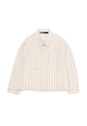 Bela jakna s tankimi navpičnimi črnimi črtami, ovratnik, spredaj z gumbi ter z dvema velikima sprednjima žepoma, položena ravno na belem ozadju.