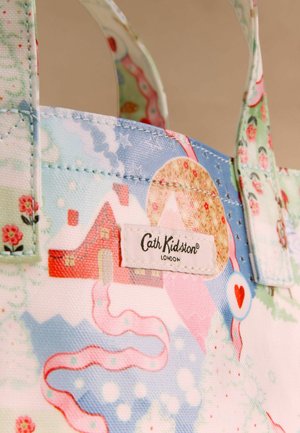 Torba tote z płótna przedstawiająca kolorową zimową scenerię z domami, drzewami i wzorami. Zawiera białą metkę z napisem "Cath Kidston London".