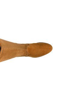 Kasztanowe zamszowe kozaki do kolan z zaokrąglonym noskiem, gładką teksturą i minimalnymi szwami po bokach.