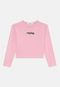 Rosa langermet cropped sweatshirt laget av myk stoff, med en "replay" logo i en mørkere farge over brystet. Enkel og uformell design.