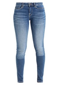 Vaqueros ajustados azules de mezclilla, con un degradado de lavado de claro a oscuro, bolsillos estándar y un diseño clásico de cinco bolsillos.