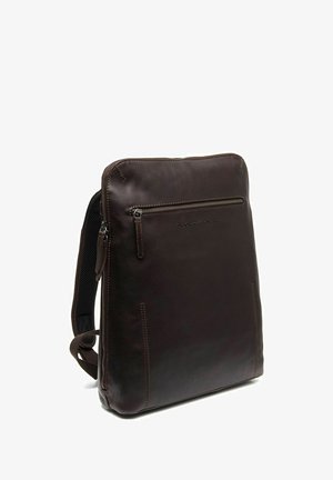 Brauner Leder-Rucksack mit glatter Textur, schlankem Design, oberem Reißverschluss, Fronttasche mit Reißverschluss und verstärkten Rückengurten.