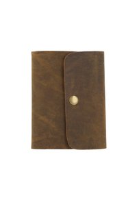 Bruine leren portemonnee met een klep die is beveiligd met een enkele ronde messing drukknoop, gesloten getoond op een witte achtergrond.